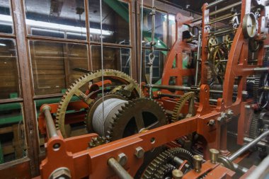 Eski bir mekanik teçhizata sarılmış çelik bir halatın detayları