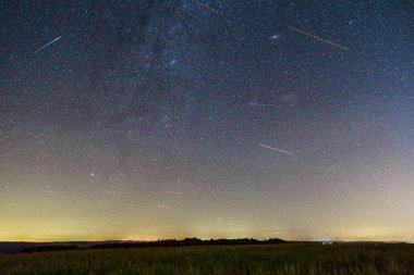 Samanyolu ile gece gökyüzü Andromeda Galaksisi Eifel, Almanya kırsal manzarası üzerinde
