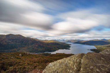 Lomond Gölü 'ndeki Ben A' an ve İskoçya 'daki Trossachs Ulusal Parkı' ndan Ben Katrine Gölü 'ne uzun süre maruz kalmış.
