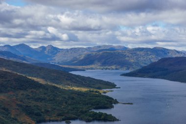 Lomond Gölü 'ndeki Ben A' an ve İskoçya 'daki Trossachs Ulusal Parkı' ndan Katrine Gölü 'ne bakın.