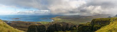 Bulutlu bir sonbahar gününde İskoçya 'nın Skye Adası' nda heyelan manzarasının panoramik görüntüsü