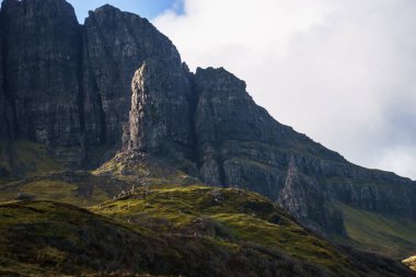 Fırtınanın İhtiyar 'ı altın ışıkta gün batımında sıra dışı ön perspektifte koyu kaya oluşumuyla İskoçya' nın Skye Adası 'nda