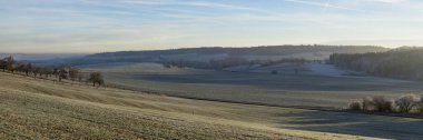 Panoramiv manzarası, Almanya 'nın Eifel kentindeki kış manzarasında, tepelerin üzerinden gün doğumunda.