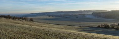 Panoramiv manzarası, Almanya 'nın Eifel kentindeki kış manzarasında, tepelerin üzerinden gün doğumunda.
