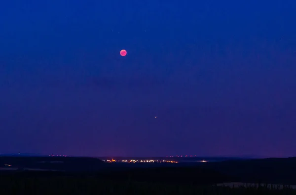 Luna Roja Del Eclipse Lunar Total Con Marte Bajo Paisaje — Foto de Stock