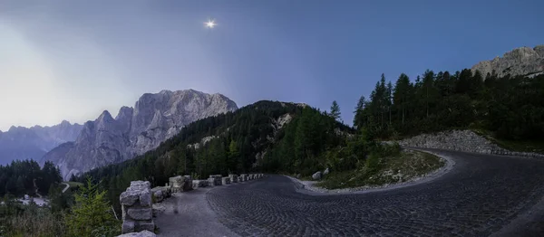 Panorama Los Alpes Julianos Amanecer Desde Esquina Adoquinada Vrsic Pass —  Fotos de Stock