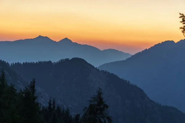 Атмосферний Альпійський Ландшафт Силуетами Гір Деревами Сутінках Вранці Словенія — стокове фото