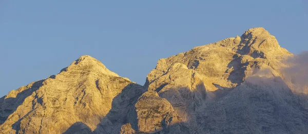 Dağların altın rengi güneş doğarken Triglav Ulusal Parkı 'nda, Slovakya' da