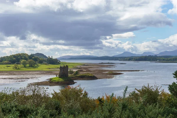 スコットランドの城ストーカーは ロッホ ラインの島に構築します — ストック写真