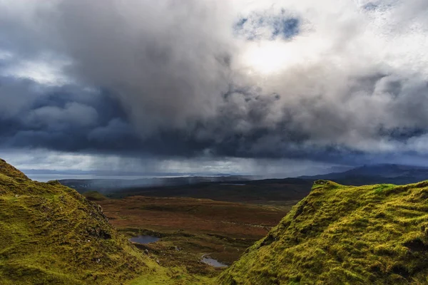 Schöne Landschaft Mit Fallendem Regen Auf Grünen Wiesen Und Seen — Stockfoto