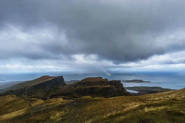 Utsikt Över Stenigt Landskap Jordskred Quiraing Mörk Regnig Höstdag Med — Stockfoto