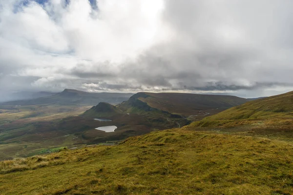Malowniczy Widok Góry Quiraing Jeziorami Zachmurzonym Niebem Wyspa Skye Szkocja — Zdjęcie stockowe