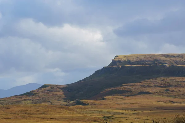 Formación Rocosa Bajo Cielo Nublado Hora Dorada Isla Skye Escocia — Foto de Stock