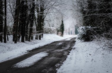 Kış yolu üstüne kar yağar sabah