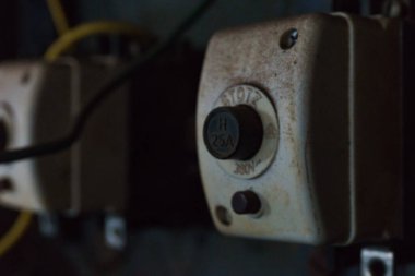 Eski bir elektrik fünyesini tozlu düğme ile kapat