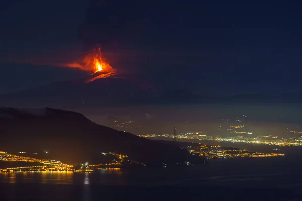 Erupce Sopce Etna Noci Mořskými Městskými Světly Popředí Viděnými Pevniny — Stock fotografie