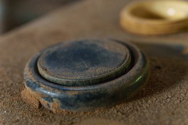 Endüstriyel kontrol panelinin tozla kaplı eski siyah kontrol düğmesi