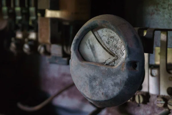 Detalle Amperímetro Antiguo Con Cristales Rotos Planta Industrial Antigua — Foto de Stock