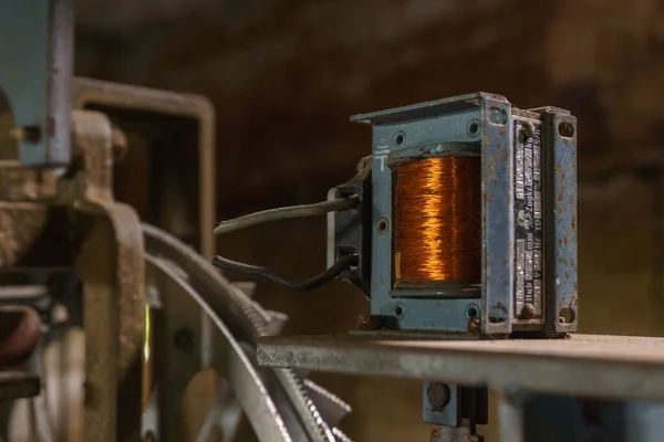 Detailní Záběr Staré Elektrické Cívky Opuštěném Průmyslovém Závodě Měděnými Dráty — Stock fotografie