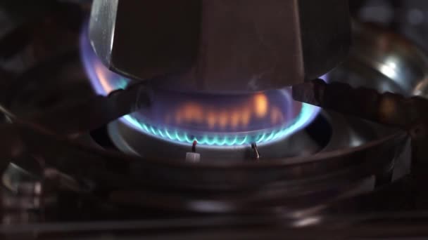 Blauwe Vlam Van Brandend Butaan Gas Een Fornuis Met Koffiezetapparaat — Stockvideo