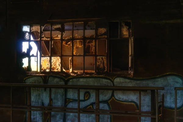 Разбитое Окно Старого Темного Промышленного Здания — стоковое фото