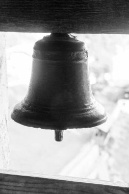 Eski ortaçağ çanı silueti, beyaz parlak arkaplan