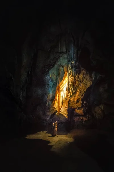 Karanlık Mağarada Işıklarla Aydınlatılmış Renkli Kumaşlar — Stok fotoğraf