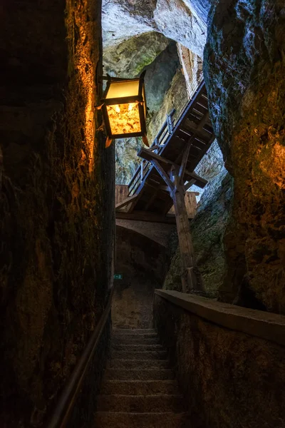 Escalier Médiéval Illuminé Par Une Lampe Dans Château Avec Des — Photo