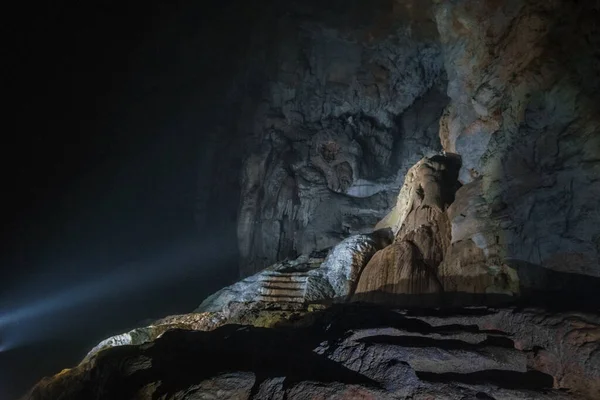 Escaliers Dans Grotte Éclairés Par Une Lampe Poche — Photo