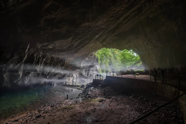 Utgång Mörk Grotta Med Underjordisk Flod Och Lite Dimma — Stockfoto