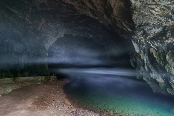 Underjordiska Floder Rinner Grottan Med Dimma — Stockfoto
