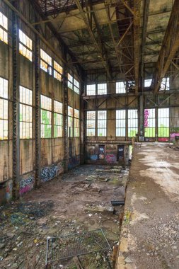Lüksemburg 'da terk edilmiş bir çelik fabrikasının boş makine salonu.