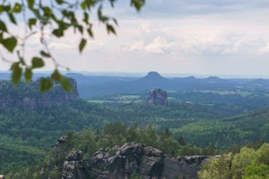 Güneşli bir günde Carolafelsen 'den Falkenstein ve Lilienstein' e, Sakson İsviçre, Almanya