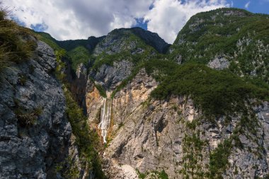 Meşhur şelale şaplağı Boka güneşli yaz gününde Slovenya 'nın Triglav Ulusal Parkı' ndaki Julian Alps 'te