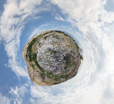 Hırvatistan 'ın Krk adasında karst kayalık manzaralı ve dağlı 360 derecelik küçük bir panorama denizi