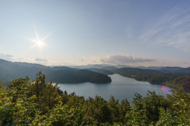 Hırvatistan 'ın güneşli bir gününde Omladinsko Jezero Gölü' ne bakın