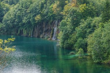 Hırvatistan 'ın Plitvice Gölleri Ulusal Parkı' nda turkuaz suyla şelalenin görkemli manzarası