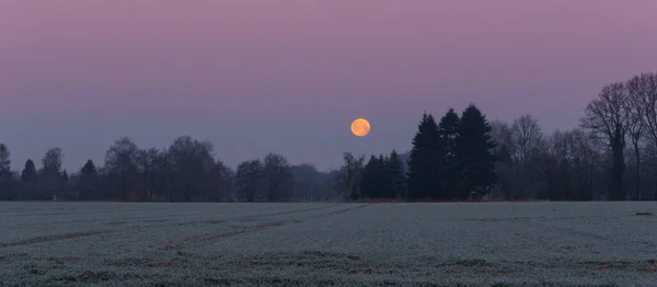 Belle Pleine Lune Couche Sur Champ Froid Avec Givre Sur — Photo