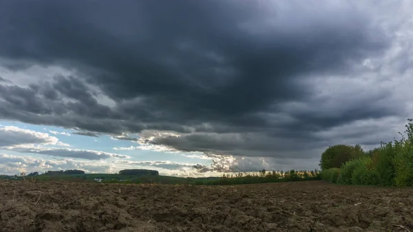 Yağmur ve fırtına bulutları tarla sürmüş tarla üzerinde, Eifel, Almanya