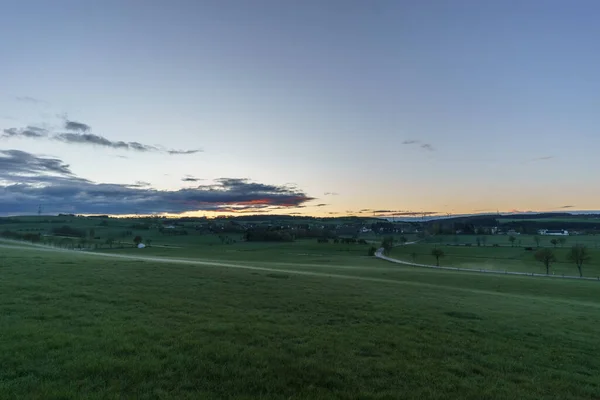 Soumrak Večer Západu Slunce Nad Venkovskou Krajinou Lehkou Mlhou Nad — Stock fotografie