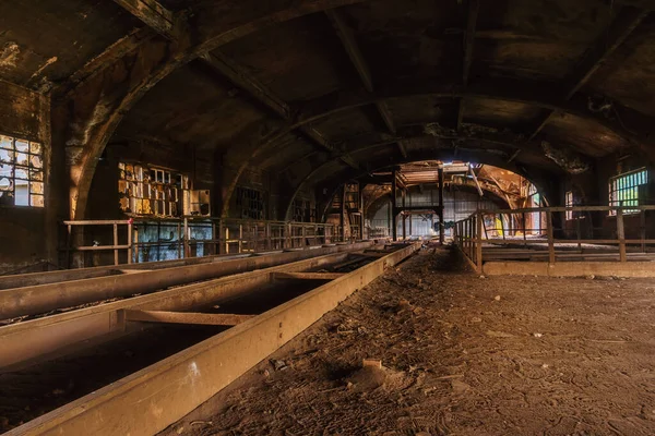 Interior Industrial Escuro Antigo Salão Longo Abandonado Feito Aço Com — Fotografia de Stock