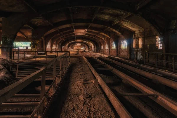 Interior Industrial Escuro Antigo Salão Longo Abandonado Feito Aço Com — Fotografia de Stock