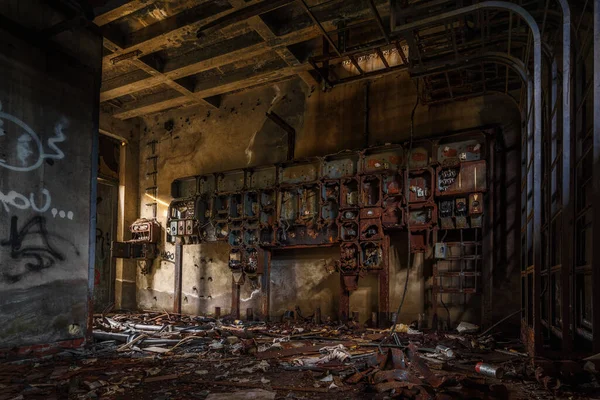 Abandonada Sala Controlo Eléctrico Vazia Uma Fábrica Aço Luxemburgo — Fotografia de Stock