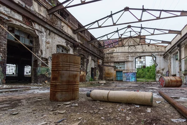 Εγκαταλελειμμένο Μηχανοστάσιο Χαλυβουργείου Βαρέλι Και Φιάλη Αερίου Χωρίς Οροφή Λουξεμβούργο — Φωτογραφία Αρχείου