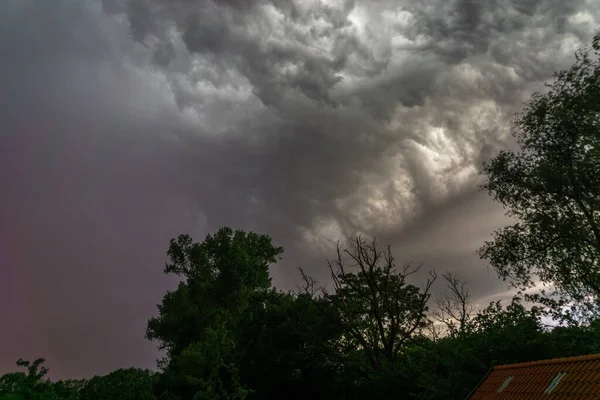 Die Großen Mächtigen Gewitterwolken Vor Einem Gewitter Über Bäumen — Stockfoto