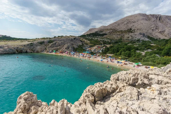 Plaża Adriatyku Krasowym Skalistym Krajobrazem Górą Wyspie Krk Chorwacja — Zdjęcie stockowe