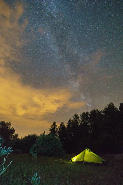 Φωτισμένο Κίτρινο Σκηνή Στο Λυκόφως Milkyway Στον Ουρανό — Φωτογραφία Αρχείου