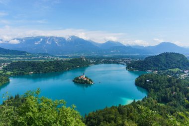 Yazın, Slovenya ve Avrupa 'da, arka planda kaya üzerine kilise ve şato inşa edilmiş, Bled gölü ve adası