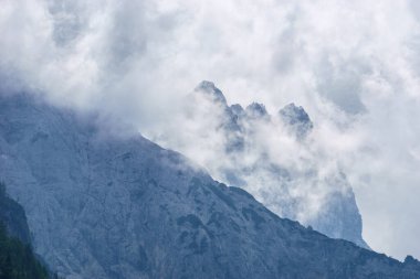 Julian Alps, Triglav Ulusal Parkı, Slovenya 'da dağ zirvesinin önündeki bulutlar