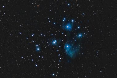 Yansıma bulutsusu olan M45 Pleiades yıldız kümesi